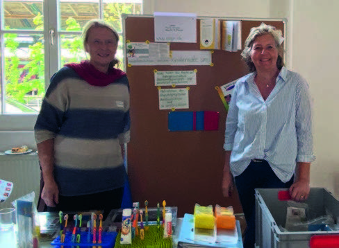 Dr. Andrea Plewe und Dr. Birgit de Taillez hatten alle Hände voll zu tun, alle Fragen der interessierten Teilnehmenden zu beantworten. Bei dieser Gelegenheit wurden Kontaktdaten ausgetauscht und erste Absprachen zu weiteren gemeinsamen Aktionen getroffen. Dr. Andrea Plewe und Dr. Birgit de Taillez hatten alle Hände voll zu tun, alle Fragen der interessierten Teilnehmenden zu beantworten. Bei dieser Gelegenheit wurden Kontaktdaten ausgetauscht und erste Absprachen zu weiteren gemeinsamen Aktionen getroffen.